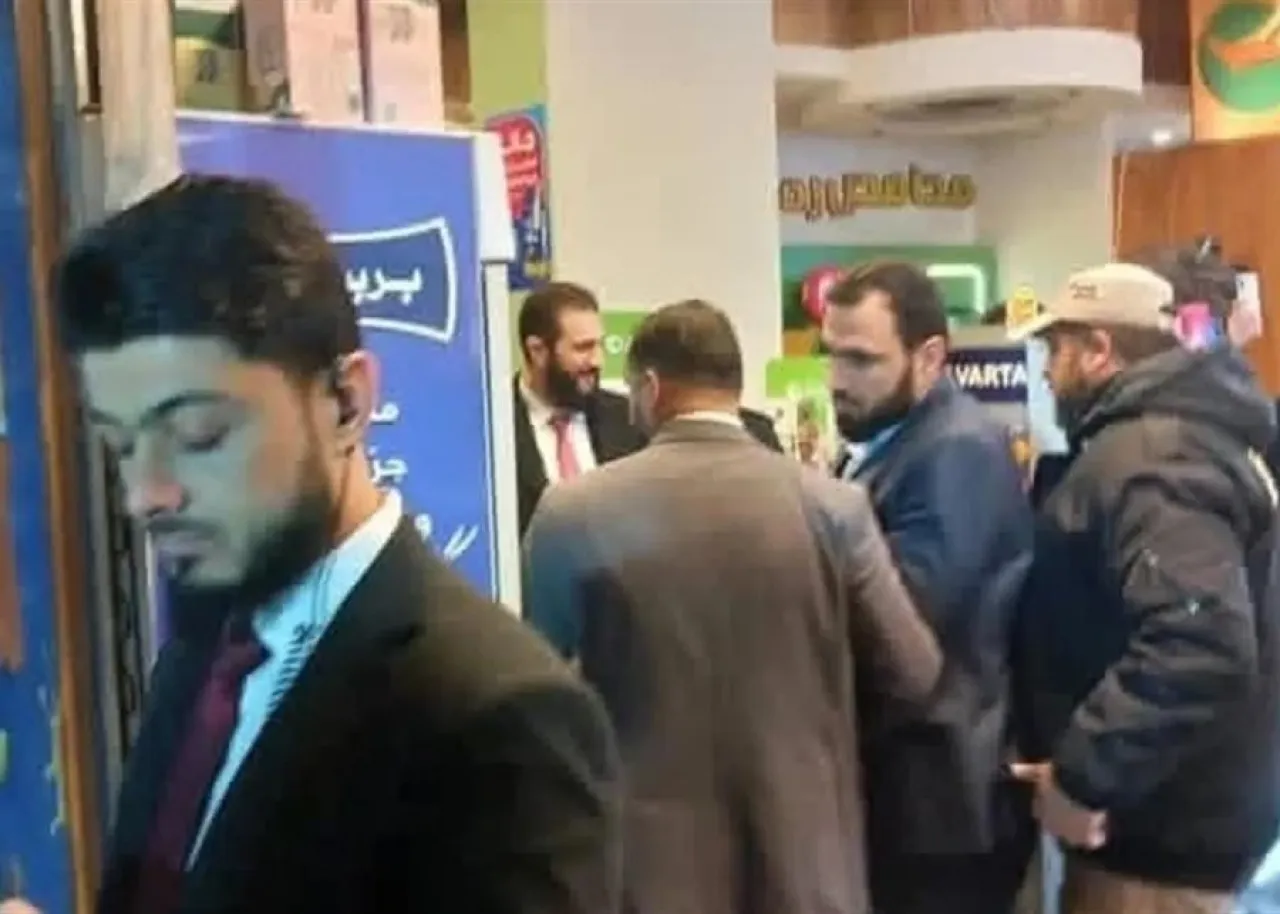 صورة حول : الشرع يتجول في المزة بعد شائعات إطلاق النار بالقصر الرئاسي الشرع يتجول في المزة بعد شائعات إطلاق النار بالقصر الرئاسي