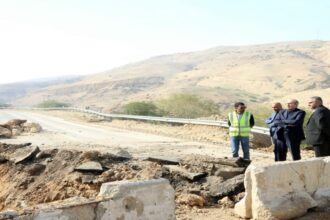 وزير الأشغال يتفقد طريق وادي شعيب بعد الانهيارات ويشدد على إعادة فتحه بأسرع وقت
