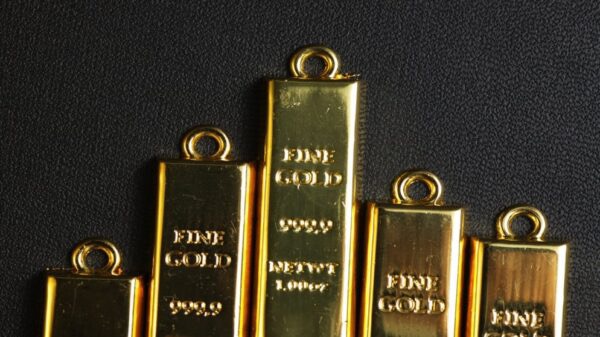 تراجع أسعار الذهب والفضة والبلاتين وسط ضغوط الدولار وترقب بيانات أميركية