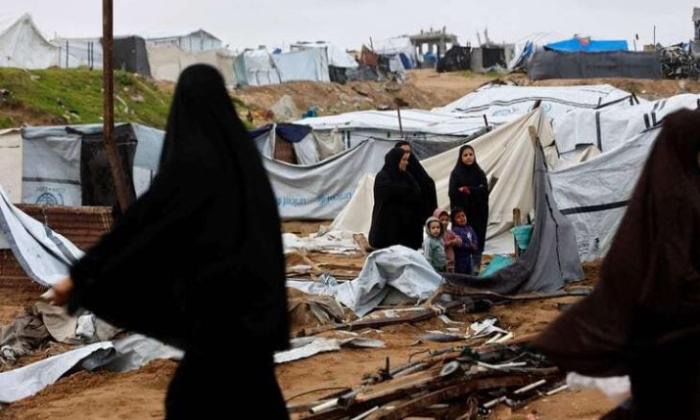 أمطار غزيرة ورياح عاتية تتلف مخيمات النازحين في غزة وتفاقم أزمة السكان