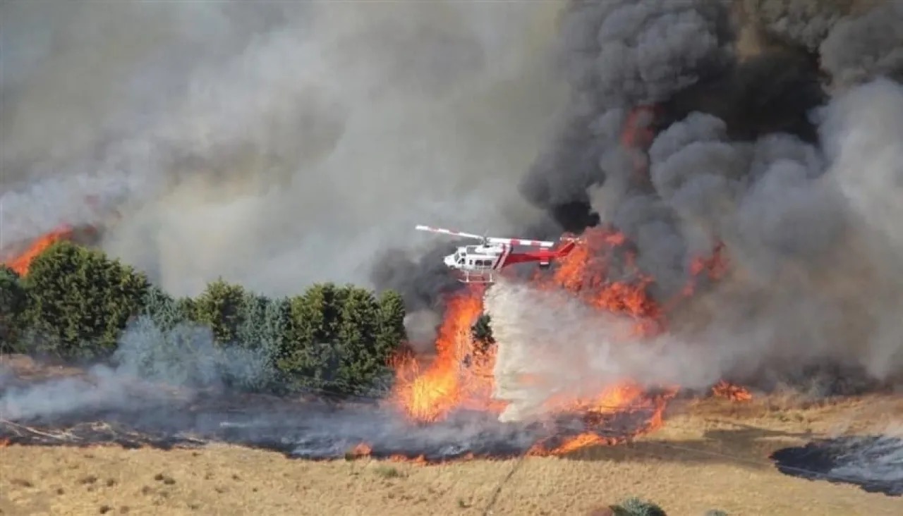 كارثة الغابات في فيكتوريا: آلاف رجال الإطفاء يكافحون ألسنة اللهب المدمرة