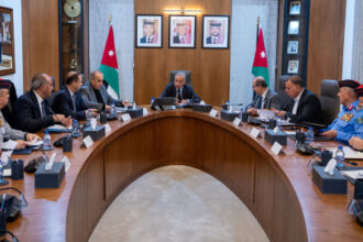 رئيس الوزراء يشدّد على تكثيف التوعية والتنسيق للتعامل مع آثار الأحوال الجوية الأخيرة