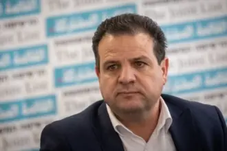 عضو الكنيست أيمن عودة يدعو لعصيان مدني شامل في المجتمع العربي بإسرائيل