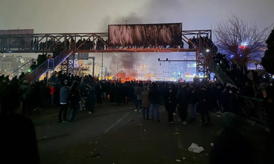 احتجاجات إيران تتسع: ارتفاع الضحايا وسط انهيار العملة والاقتصاد