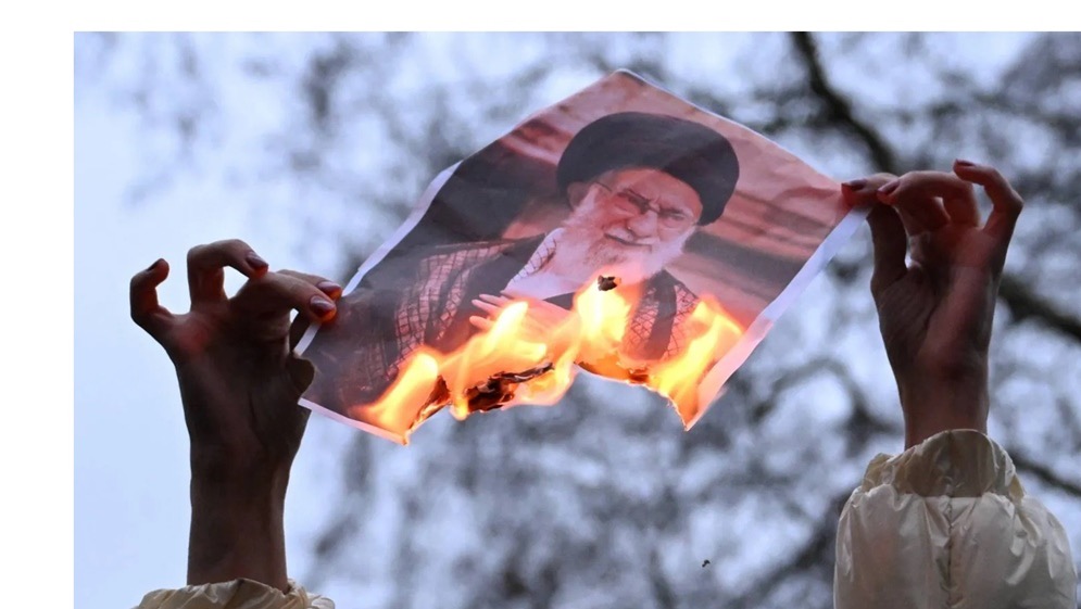 ترمب يلوّح بالخيار العسكري ضد إيران: «قد نتحرك قبل أي تفاوض»