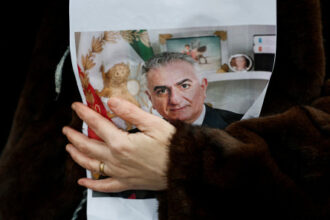 نجل شاه إيران يدعو قوات الأمن والحكومة للانضمام للاحتجاجات ويطالب بإعادة العلم الملكي