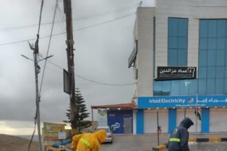 أشغال إربد تواصل جهودها الميدانية لمعالجة آثار المنخفض الجوي وضمان السلامة المرورية