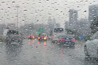 الأرصاد الجوية تدعو للالتزام بإرشادات السلامة خلال العواصف الرعدية