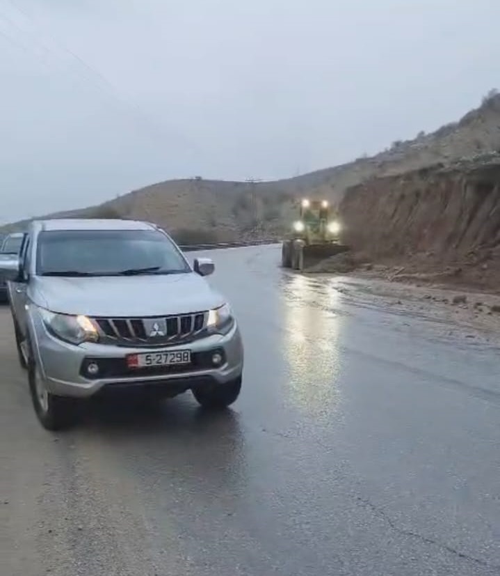 بلدية بيرين تتعامل مع آثار السيول لضمان سالكية الطرق وسلامة المواطنين