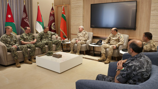 الحنيطي يبحث مع قائد القوات البحرية الأميركية أوجه التعاون العسكري المشترك