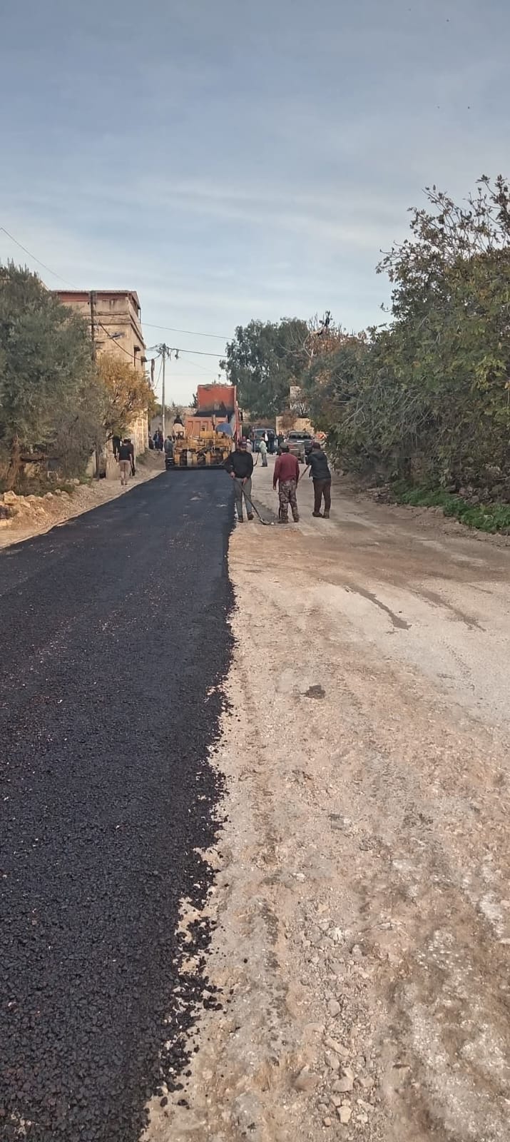 بلدية رابية الكورة تعيد تعبيد شارع متضرر جراء الأمطار الغزيرة