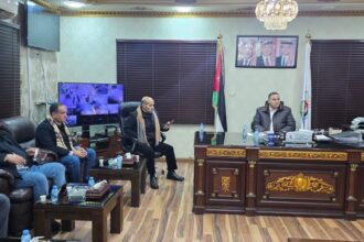 محافظ الزرقاء يتابع جهود إنقاذ عالقين في مجرى السيل خلال المنخفض الجوي