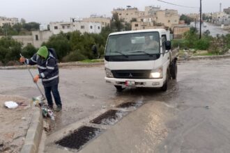 فرق طوارئ بلدية إربد تتعامل مع 85 شكوى خلال المنخفض الجوي