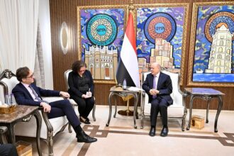 رئيس المجلس الرئاسي اليمني يحذر من توسع الفوضى ويدعو لإغلاق السجون غير القانونية