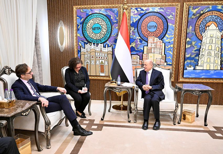 رئيس المجلس الرئاسي اليمني يحذر من توسع الفوضى ويدعو لإغلاق السجون غير القانونية