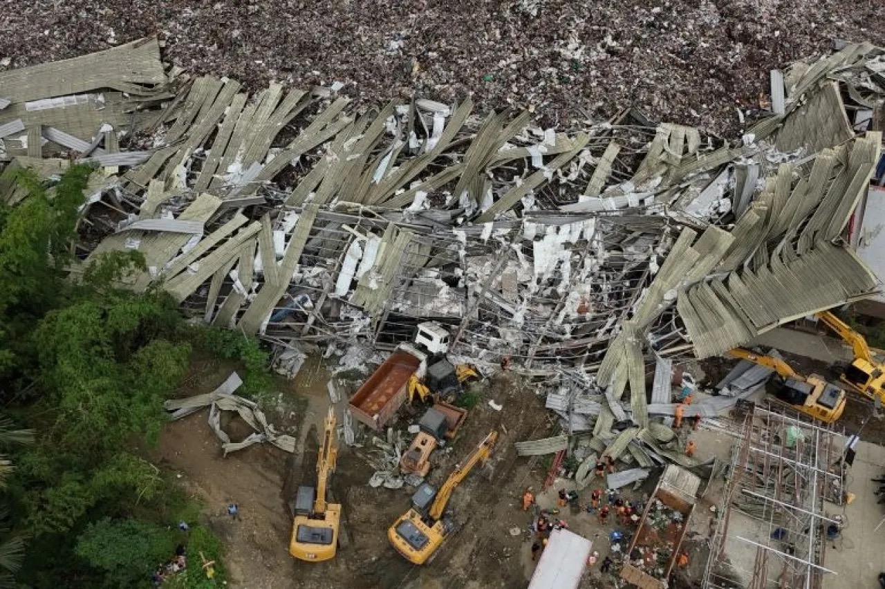 صورة حول : عشرات المفقودين إثر انهيار مكب نفايات ضخم في وسط الفلبين عشرات المفقودين إثر انهيار مكب نفايات ضخم في وسط الفلبين