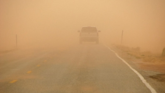 الأمن: قطع السير باتجاه حدود العمري بسبب الرياح الشديدة والغبار