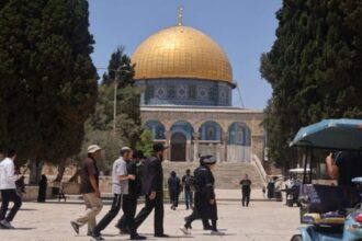 اقتحام المستوطنين للمسجد الأقصى تحت حماية الاحتلال