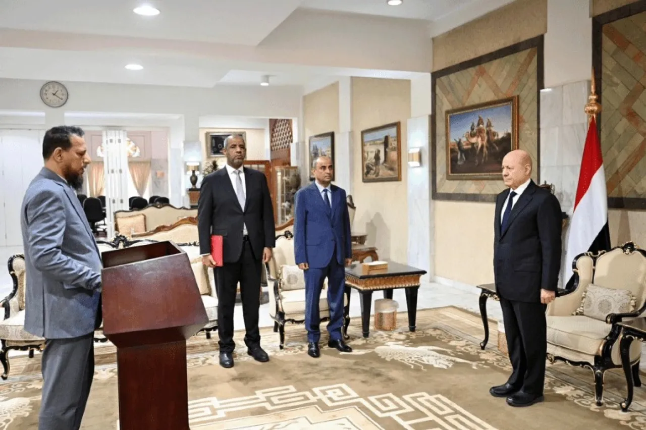 محافظ عدن الجديد يؤدي اليمين أمام العليمي