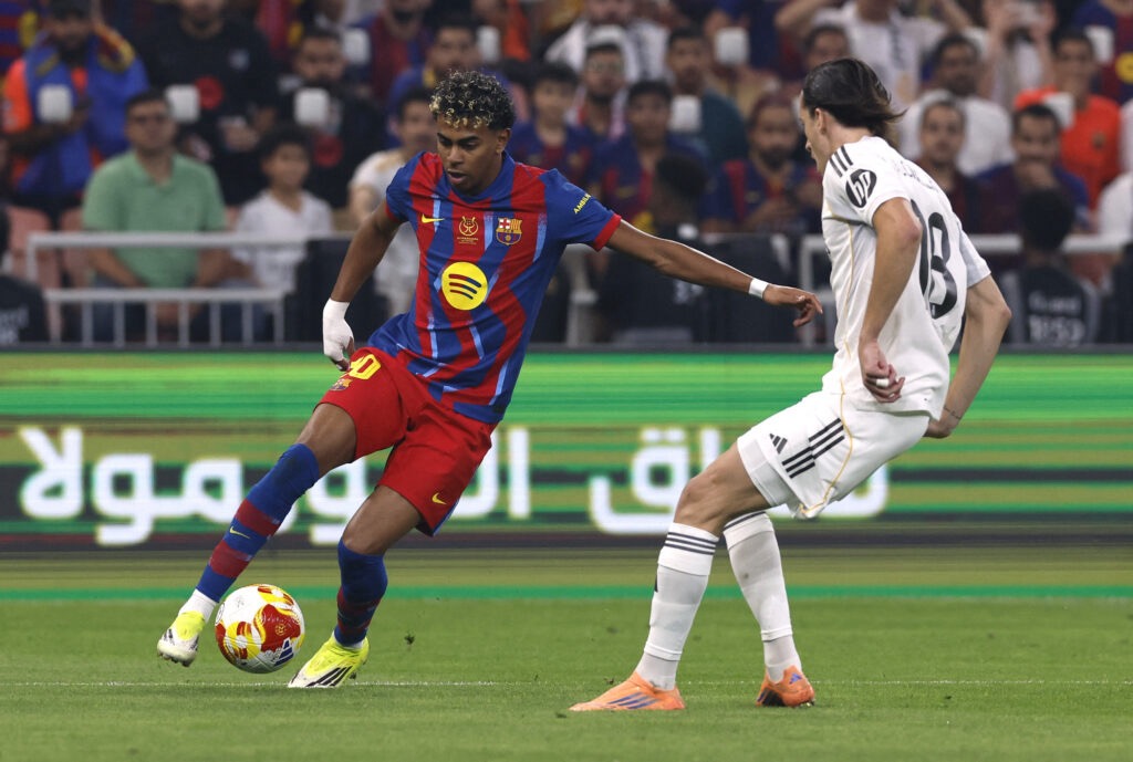 نهاية الشوط الأول: ريال مدريد وبرشلونة 2-2 في نهائي السوبر الإسباني