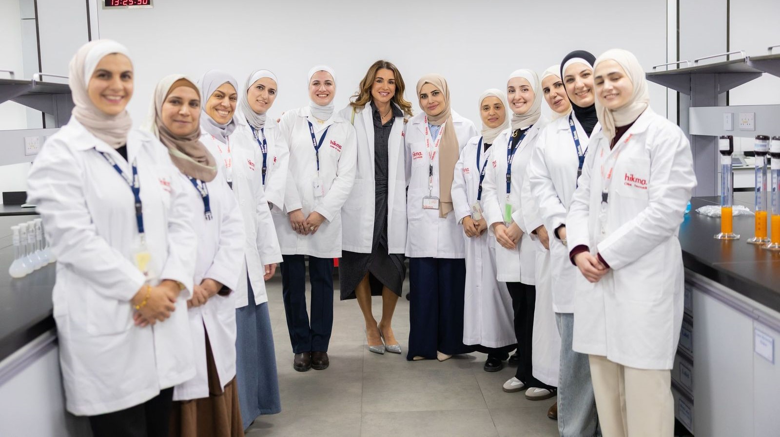 عاجل| الملكة رانيا تزور مصنع أدوية الحكمة في السلط