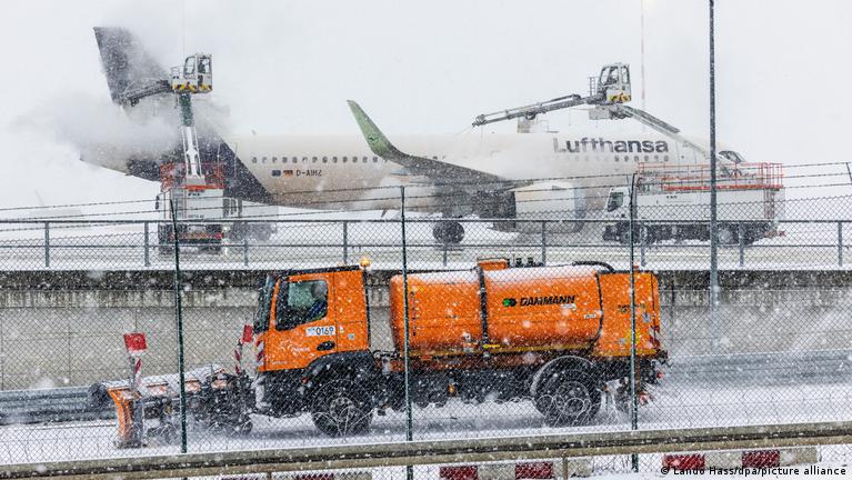 إلغاء عشرات الرحلات في مطار فرانكفورت بسبب الثلوج وتحذيرات الجليد