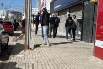 سطو مسلح يهزّ المفرق… ملثمون يقتحمون بنكًا ويفرّون بالأموال