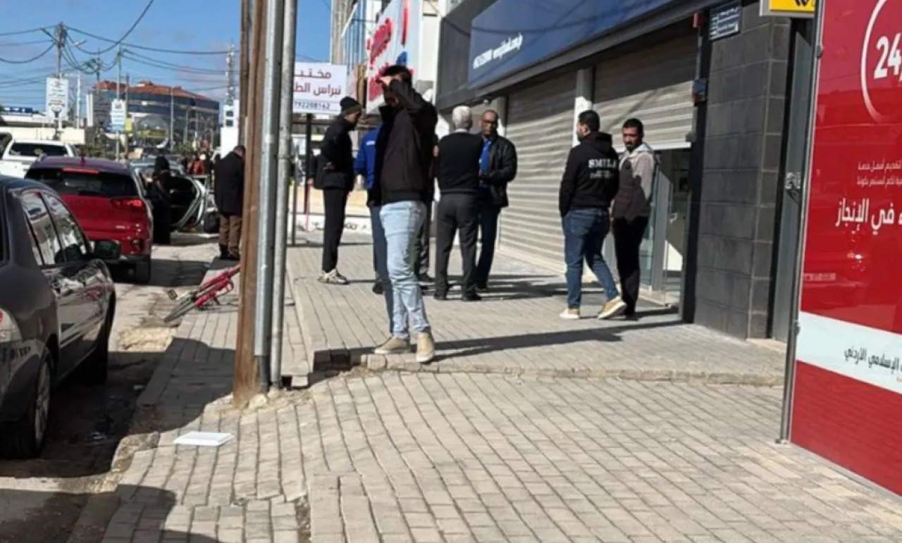 سطو مسلح يهزّ المفرق… ملثمون يقتحمون بنكًا ويفرّون بالأموال