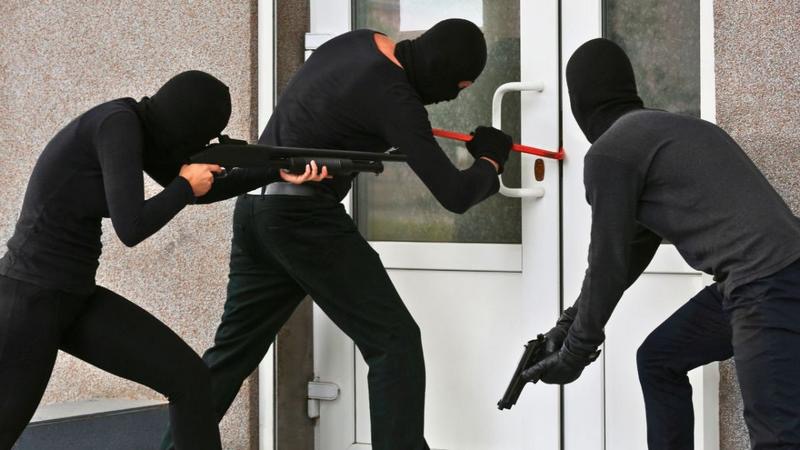 الأمن يكشف تفاصيل سطو بنك المفرق… 15 ألف دينار تحت التهديد والتحقيقات مستمرة