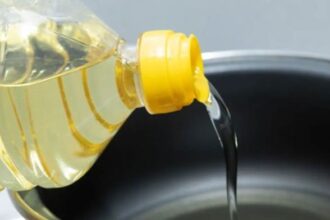 المؤسسة الاستهلاكية تعلن تزويد الأسواق بكميات وفيرة من زيت الزيتون للمواطنين