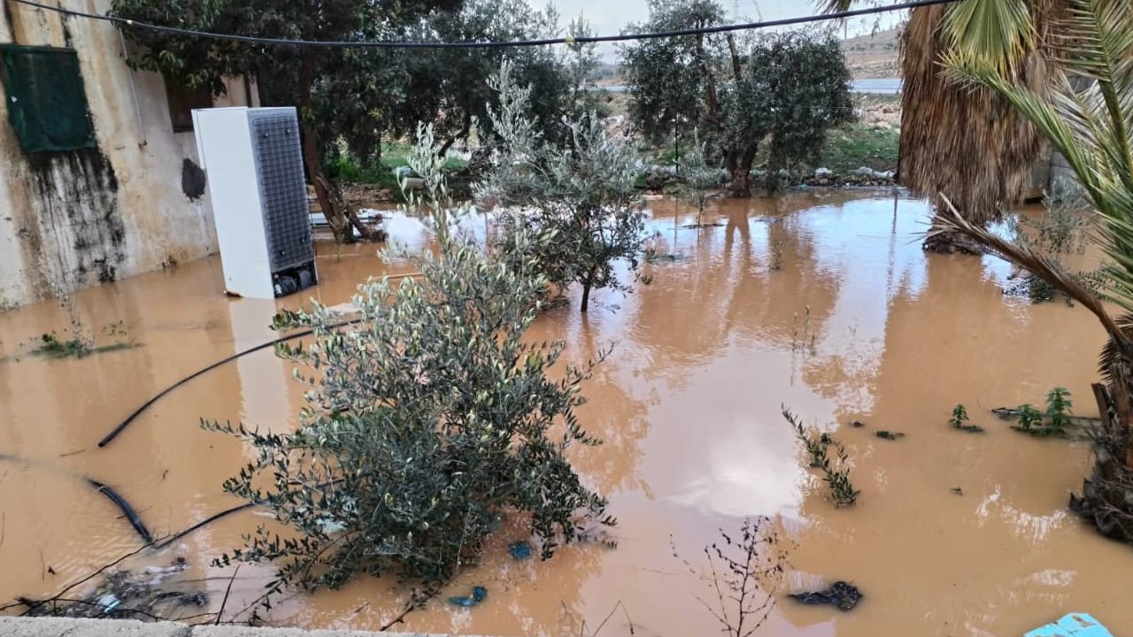 بلديات أم القطين والمكيفتة ورحاب تعالج شكاوى المواطنين وتتعامل مع تجمعات مياه الأمطار