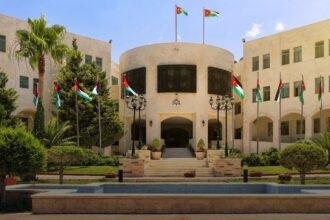 مجلس الوزراء يوافق على إحالة موظف للتقاعد وقبول استقالة سكرتير أول في الخارجية