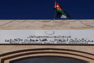 الكرك: تعامل الطوارئ مع انجرافات الطرق وتحويل مجاري المياه للوقاية من السيول