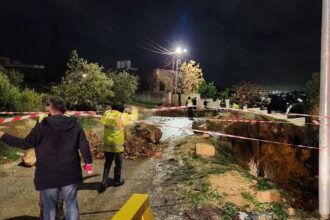 بلدية جرش الكبرى تغلق مؤقتاً طريق النبي هود – جبل العتمات بسبب انهيار جزئي