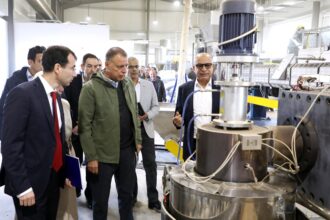 وزير الداخلية وسفير الاتحاد الأوروبي يزوران مصنع دير علا لإعادة تدوير البلاستيك الزراعي