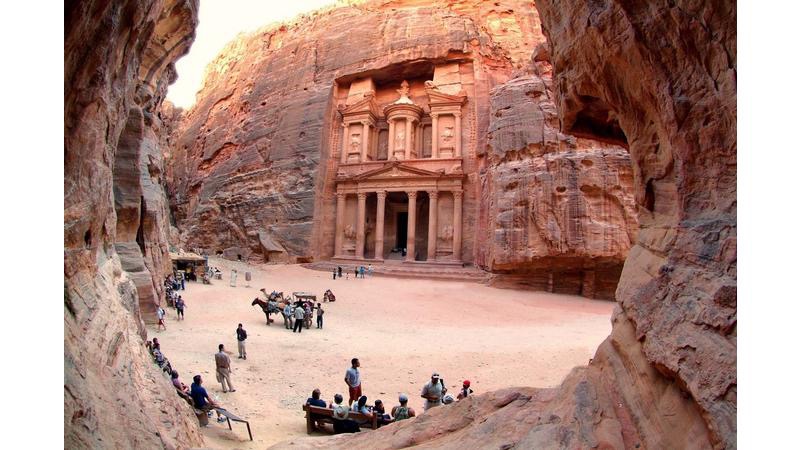 الزوار العرب يتصدرون الحركة السياحية إلى الأردن بنسبة 54.5% خلال 2025