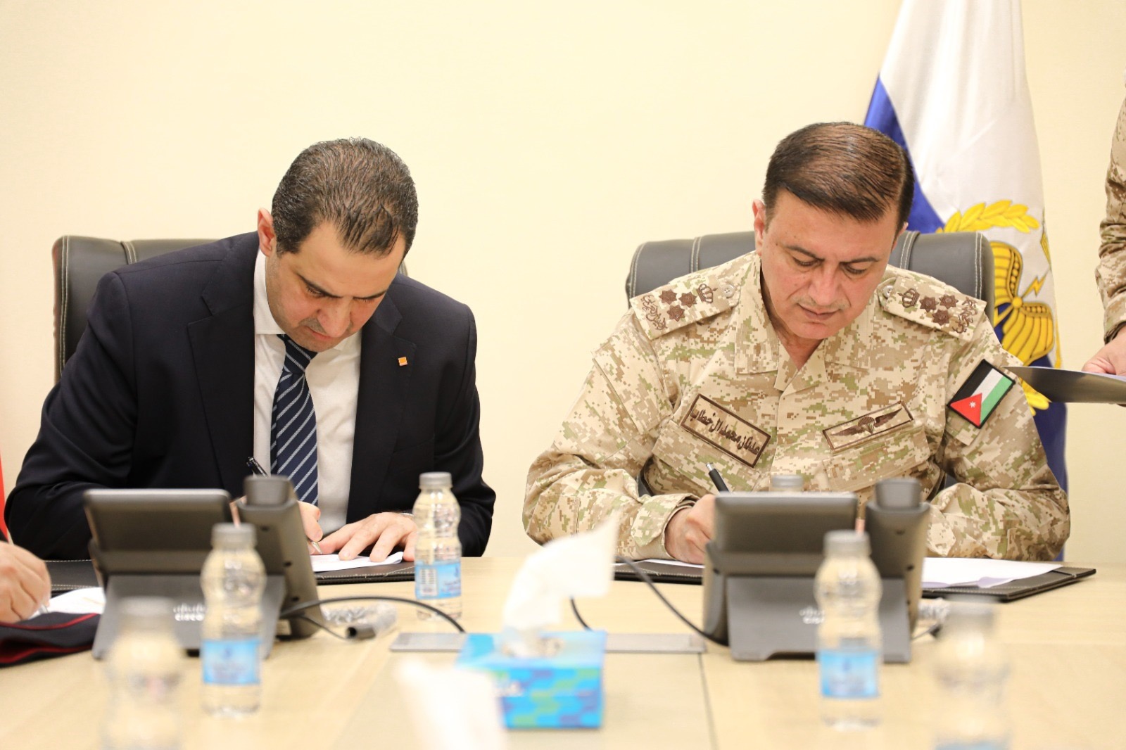 القوات المسلحة الأردنية توقّع ملحق اتفاقية اتصالات مع أورنج للعامين 2025–2026