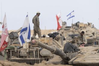 إصابة 6 فلسطينيين برصاص الاحتلال الإسرائيلي وسط غارات جوية ومدفعية