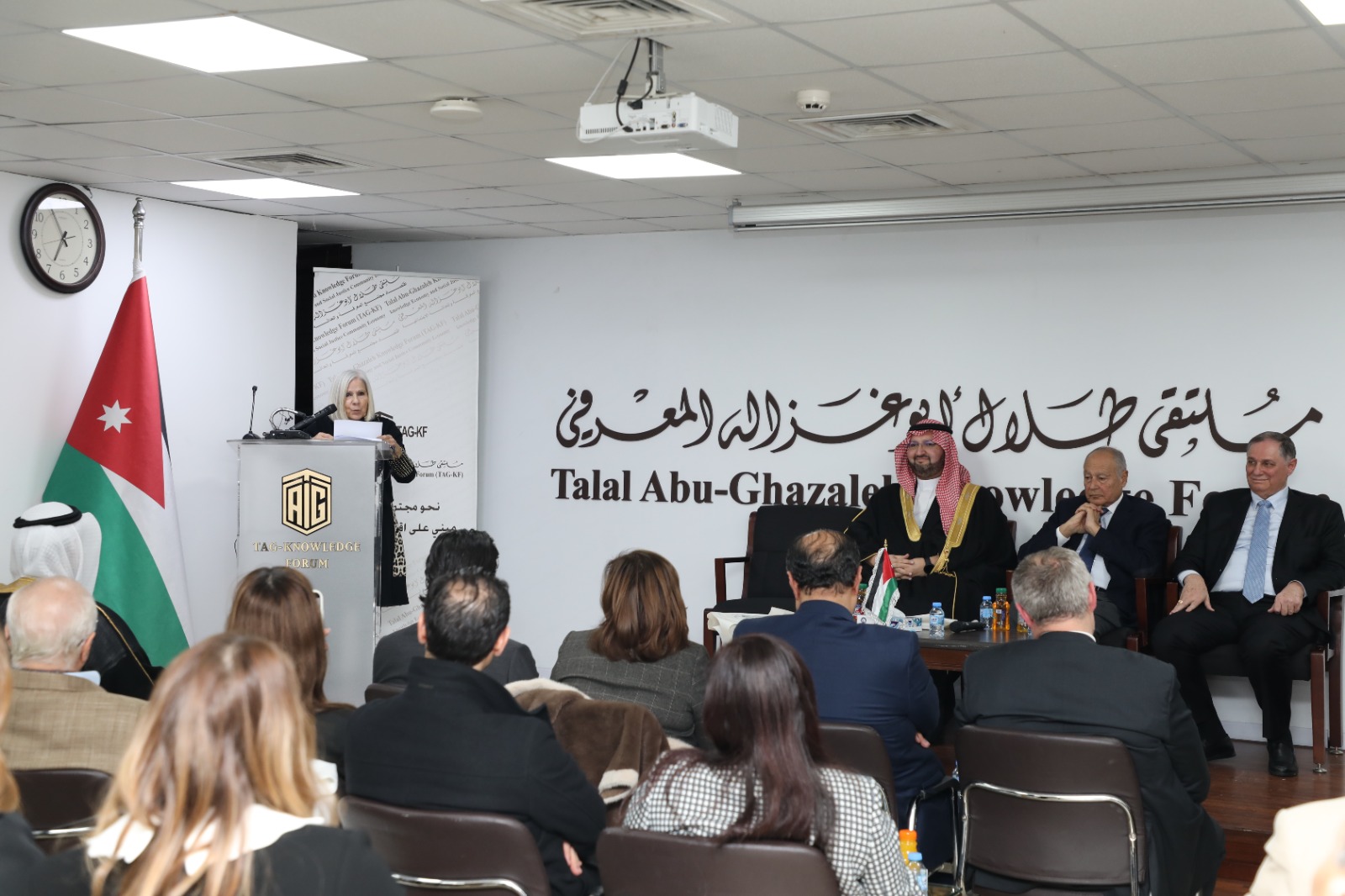 صورة حول : إشهار كتاب “سردية الأروقة” لهيفاء أبو غزالة في عمّان إشهار كتاب “سردية الأروقة” لهيفاء أبو غزالة في عمّان