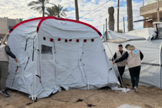 الحملة الأردنية والهيئة الخيرية الهاشمية توزع 200 خيمة طارئة لدعم المتضررين في غزة