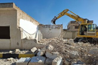 بلدية سهل حوران تزيل مبنى عمراوة القديم حفاظًا على السلامة العامة