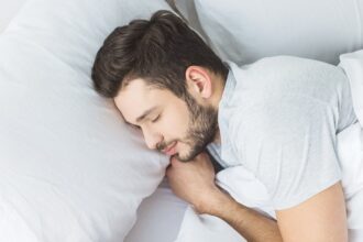 جهاز ذكي يقرأ هرمونات النوم من العرق… ابتكار ثوري من جامعة تكساس لتحسين جودة النوم