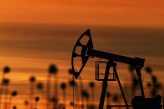 تفاؤل صيني ينعش النفط… والأسواق تترقّب تهديدات ترمب التجارية