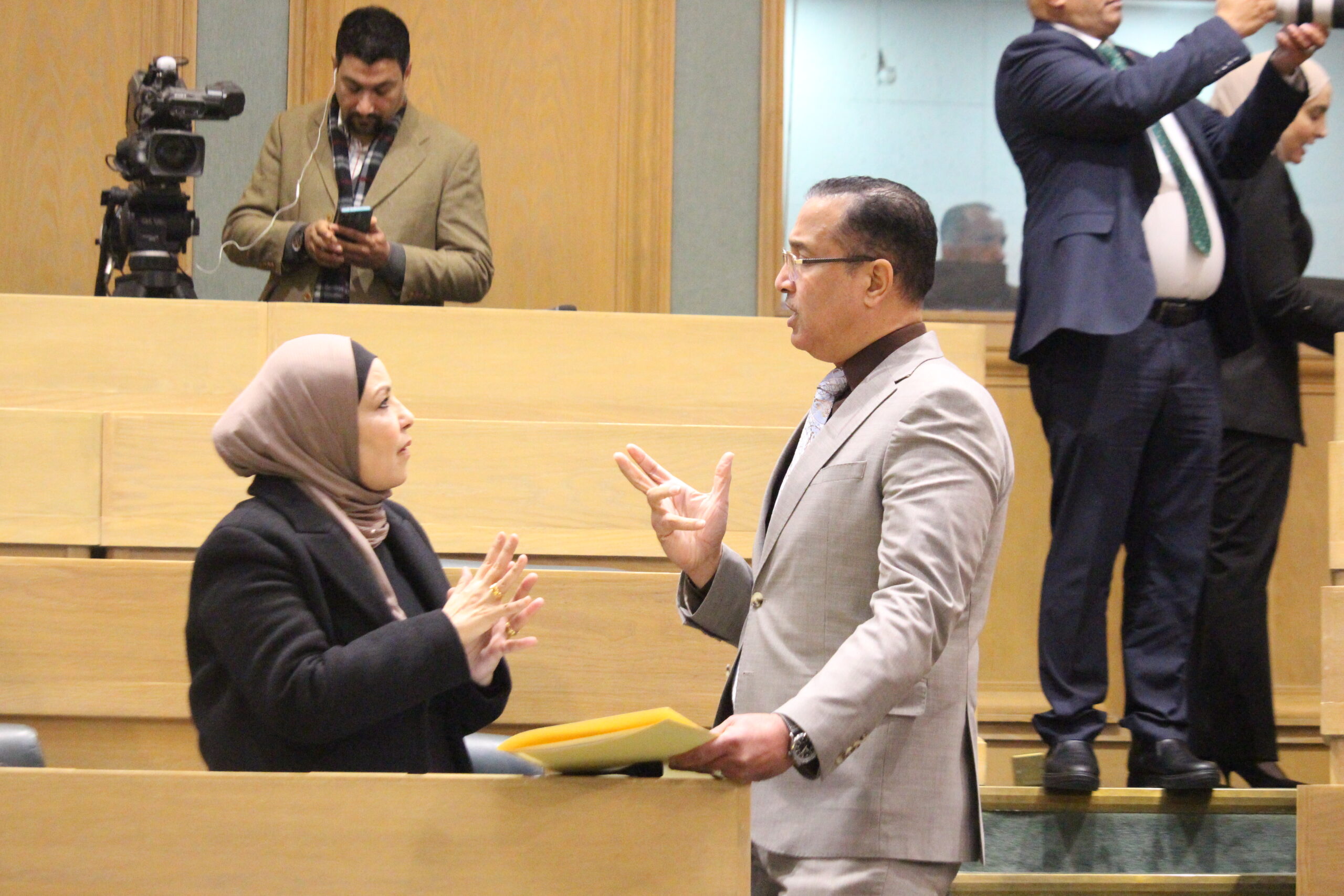 بالصور والفيديو… لقطات قبيل انطلاق جلسة النواب اليوم