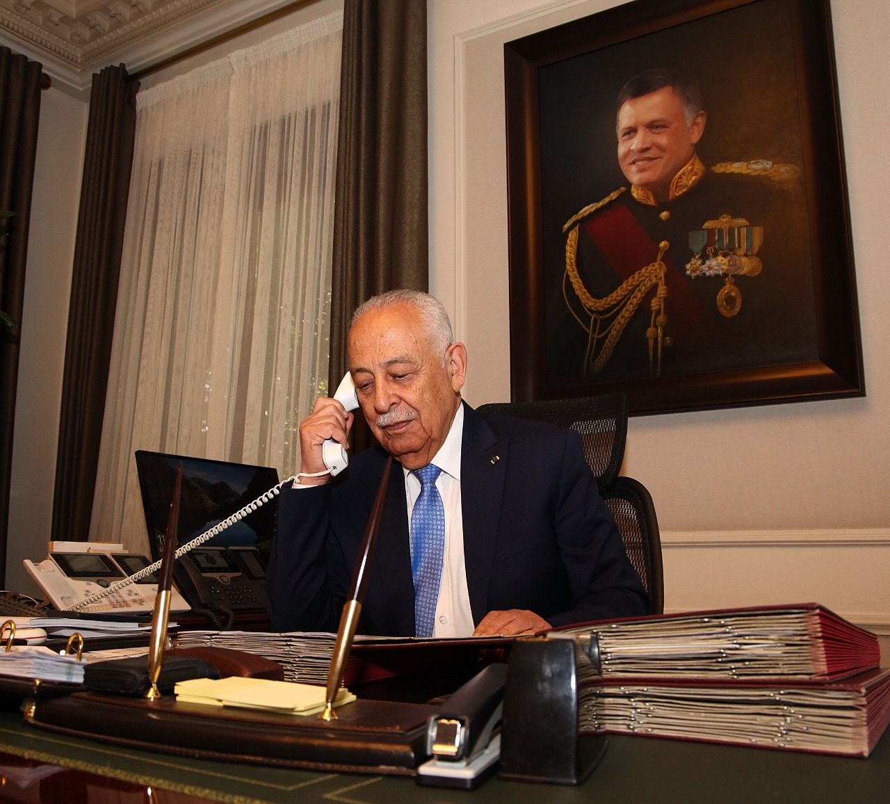 *العيسوي ينقل تمنيات الملك وولي العهد بالشفاء العاجل لرئيس الوزراء الأسبق أحمد عبيدات*