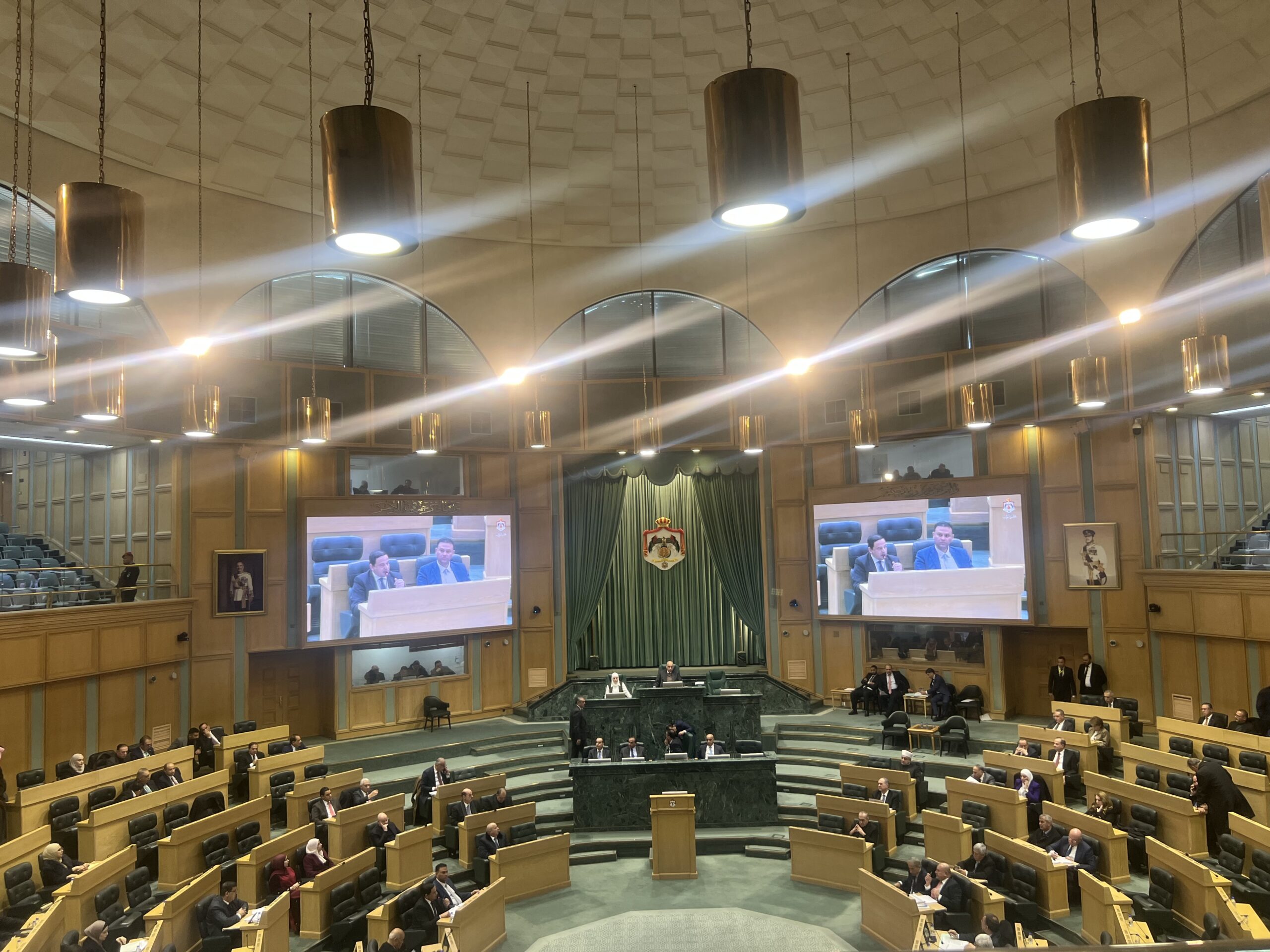 بالصور والفيديو… لقطات قبيل انطلاق جلسة النواب اليوم