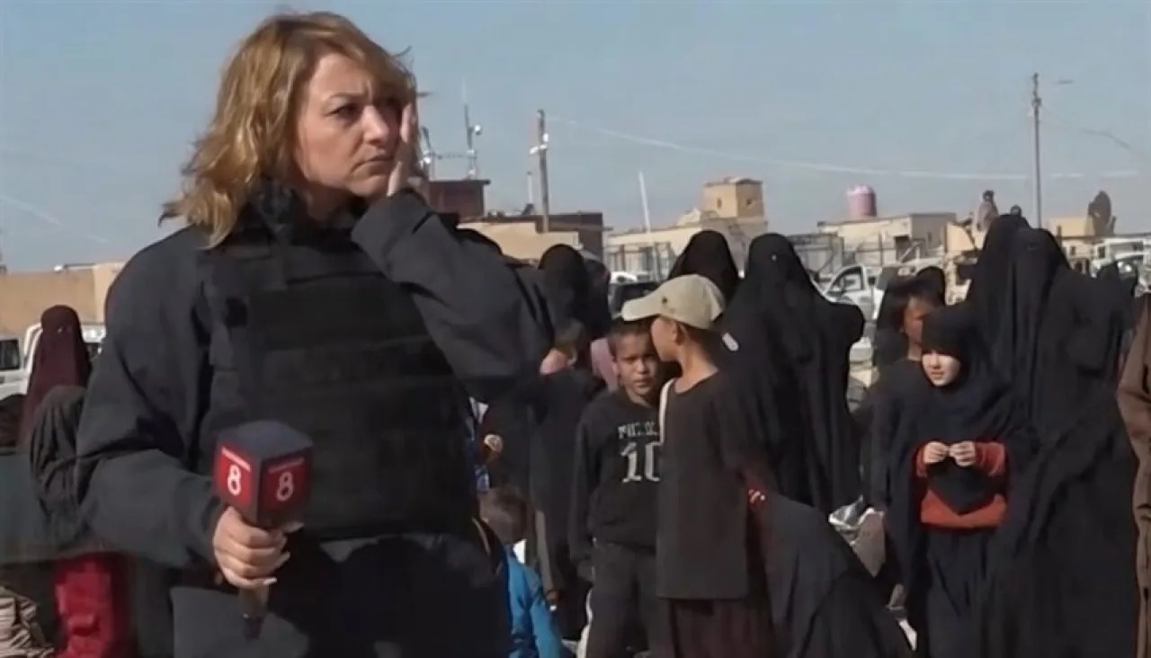 فوضى في مخيم الهول.. اعتداء على مراسلة وكشف عن انسحاب كامل لقوات قسد