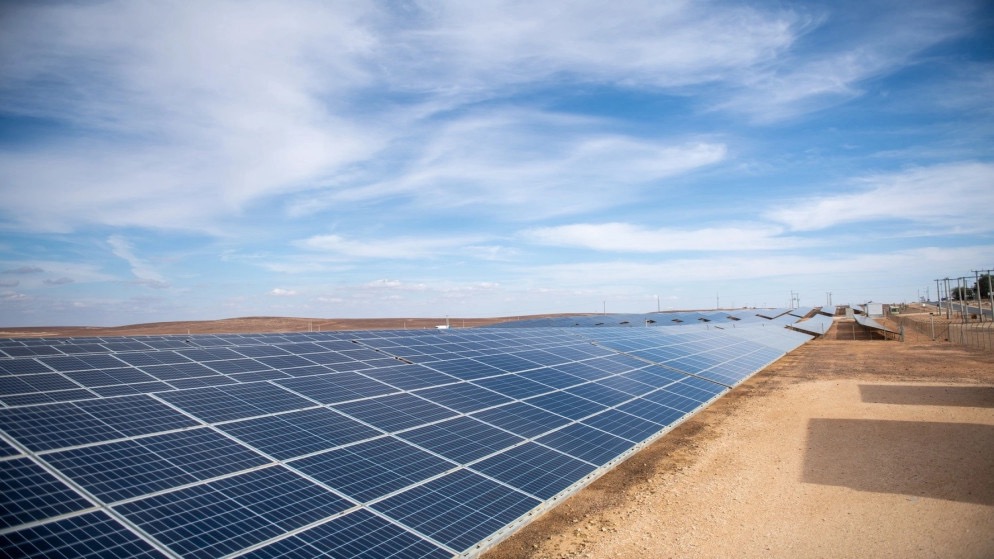 الأزرق يشهد تحولًا بالطاقة: آلاف الأسر تحصل على الكهرباء على مدار الساعة لأول مرة