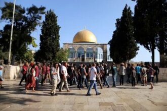 مستوطنون يقتحمون المسجد الأقصى بحماية شرطة الاحتلال