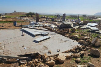 20 أسرة فلسطينية تُجبر على مغادرة تجمع شلال العوجا البدوي